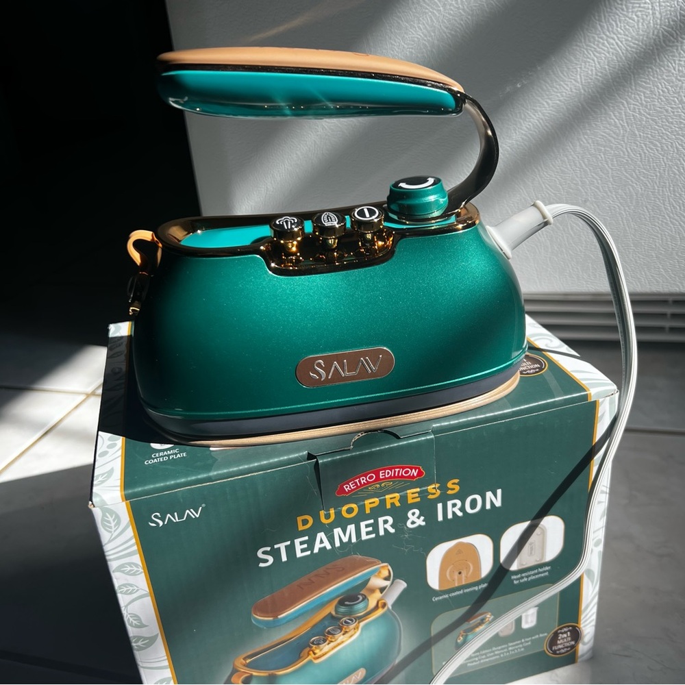NWT - Salav Green Steamer & Iron